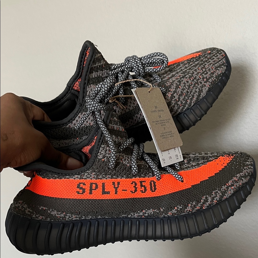 Yeezy boost 350 v2 US 5 1/2 BRAND NEW
